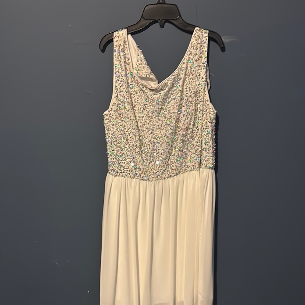 Elegant White Sleeveless Dress